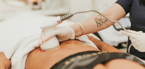 A picture of a Halo Glo staff doing fat cavitation on a person's tummy